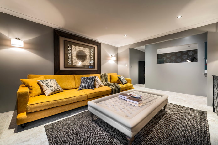 duża żółta sofa we wnętrzu
