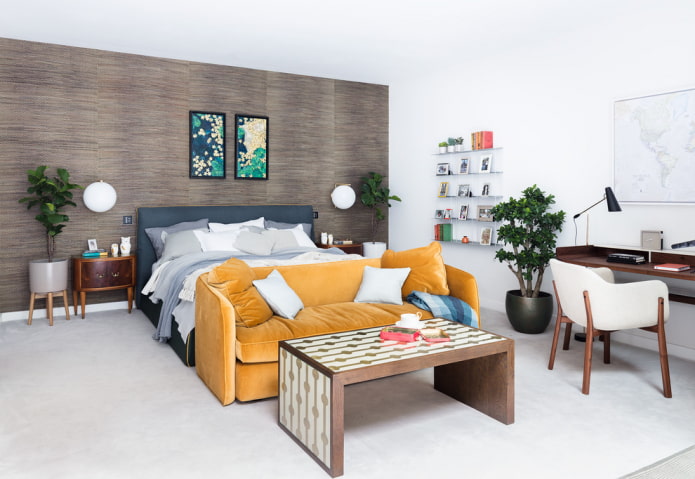 żółta sofa w sypialni