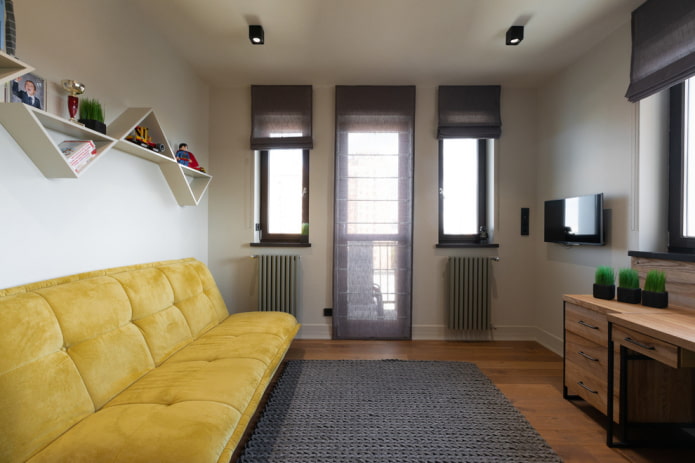 żółta sofa w pokoju dziecięcym