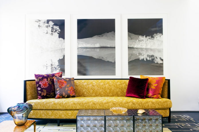 żółta sofa we wzory we wnętrzu
