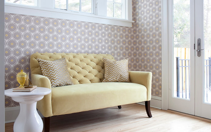 żółta sofa w korytarzu