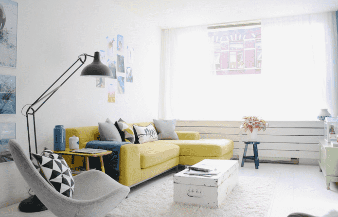 żółta sofa w stylu skandynawskim