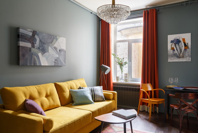 żółta sofa w salonie