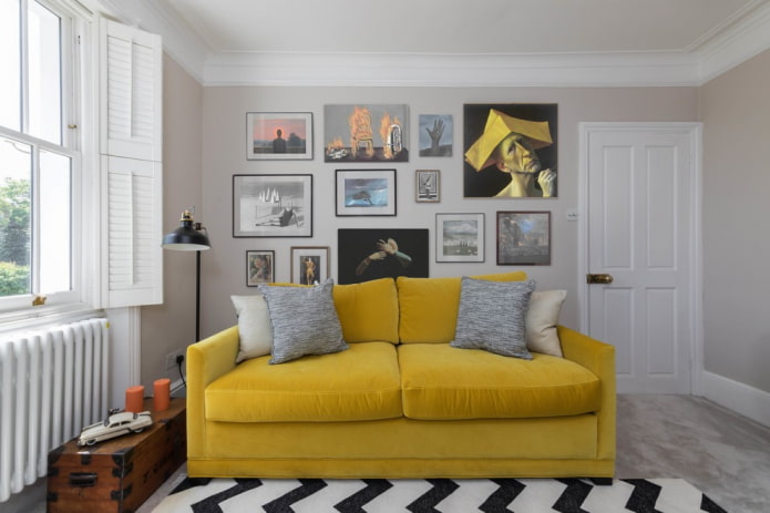 żółta sofa z tapicerką materiałową we wnętrzu