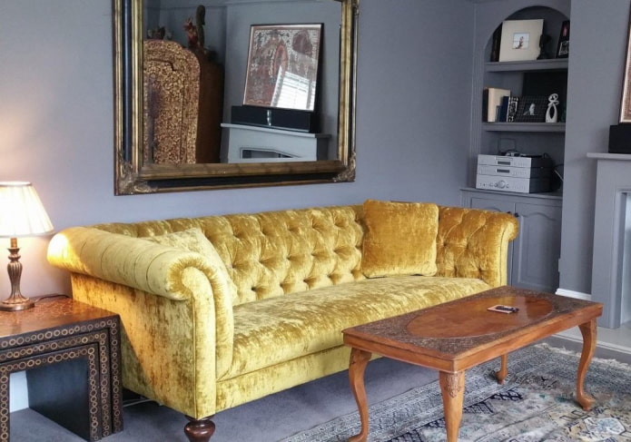 żółta sofa Chesterfield we wnętrzu
