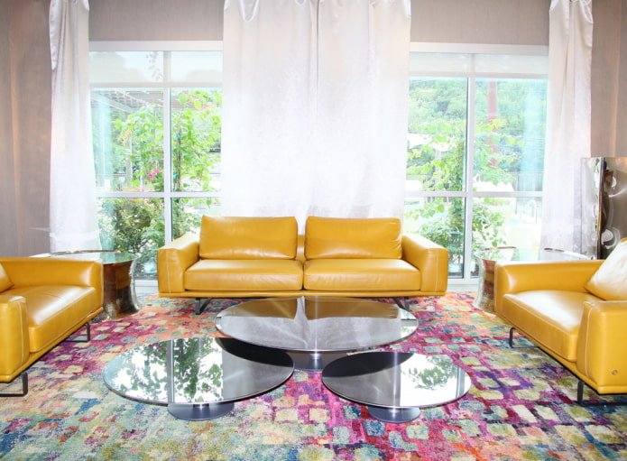 żółta sofa ze skórzaną tapicerką we wnętrzu