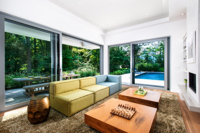 niebiesko-żółta sofa we wnętrzu