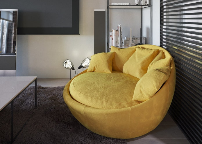 owalna żółta sofa we wnętrzu