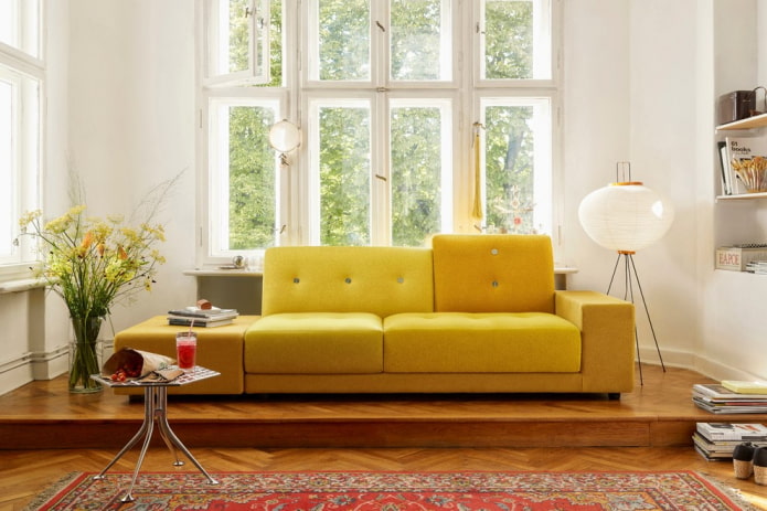 żółta sofa ze skórzaną tapicerką we wnętrzu