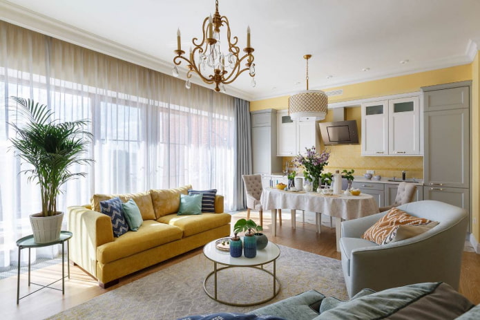żółta sofa pasująca do ściany w salonie