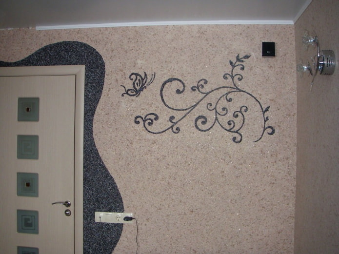 czarne monogramy na beżowej tapecie