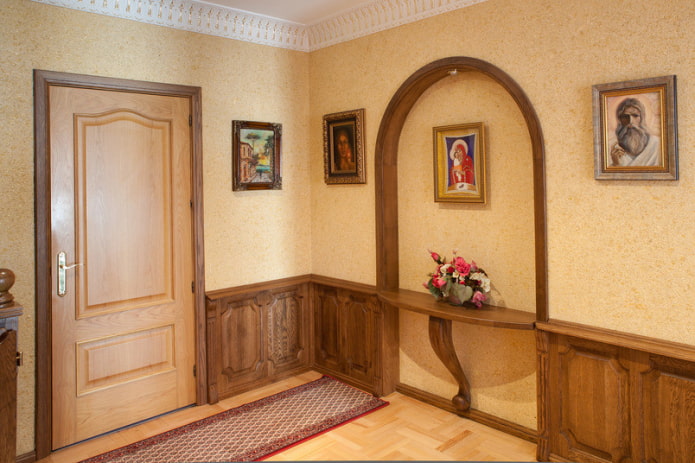 tapeta i drewniana dekoracja ścienna na korytarzu