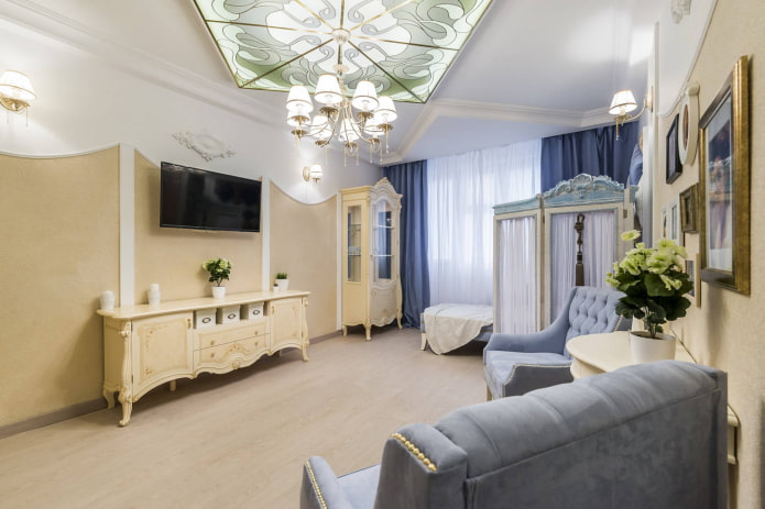 Beżowa tapeta w salonie